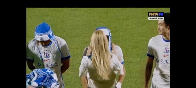 开云官网-传递赛场友好，莫斯科迪纳摩向申花球员赠送民族特色帽子